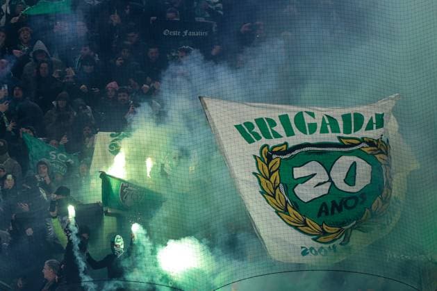 19 02 2025, UEFA Champions League, Play Offs, Borussia Dortmund Sporting Lisbon, Fans of Sporting Lisbon burn pyrotechnics, Dortmund Signal Iduna Park NRW Germany xRHR PHOTO DEx Copyright: DennisxEwert RHR-FOTOx RHR-FOTO DE