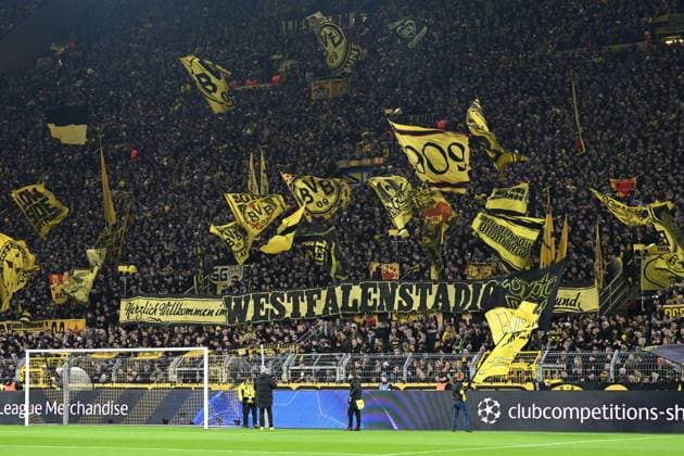 Fans Dortmund mit Flaggen Bannern waehrend des Spiels der UEFA Champions League 2024 25 Play-offs Rückspiel zwischen Borussia Dortmund und Sporting Lissabon, SIGNAL IDUNA PARK am 19. February 2025 in Dortmund, Deutschland. (Foto von Ralf Treese DeFodi Images) +++ Fans Dortmund with flags banner during the UEFA Champions League 2024 25 League Knockout Play-off Second Leg match between Borussia Dortmund and Sporting Clube de Portugal at Signal Iduna Park on February 19, 2025 in Dortmund, Germany. (Photo by Ralf Treese DeFodi Images) Defodi-521