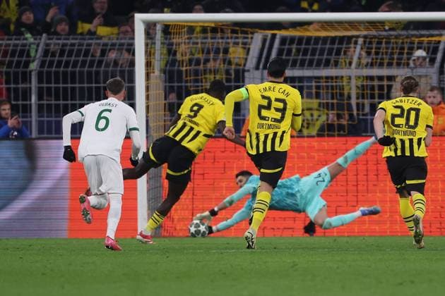 Dortmund on February 19, 2025 Uefa Champions League Knockout phase play offs, 2st leg Borussia Dortmund Sporting Clube de Portugal v l , Penalty kick Serhou Guirassy Borussia Dortmund , Goalkeeper Rui Silva Sporting Clube de Portugal stops Copyright: JoaquimxFerreira