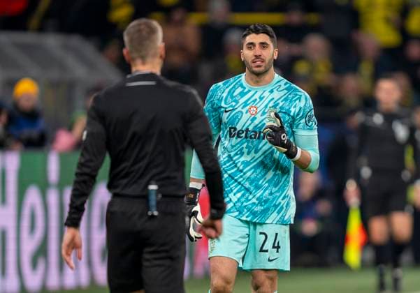 Rui Silva Sporting CP Lisbon, 24 dilskutiert mit Referee Davide Massa Italia Borussia Dortmund vs Sporting CP Lisbon, Football, UEFA Champions League, Play Offs, Second leg, Season 2024 2025, 19 02 2025 DFL regulations prohibit any use of photographs as image sequences and or quasi video Copyright: HMBxMedia xMarcoxBader