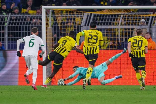 Dortmund on February 19, 2025 Uefa Champions League Knockout phase play offs, 2st leg Borussia Dortmund Sporting Clube de Portugal v l , Penalty kick Serhou Guirassy Borussia Dortmund , Goalkeeper Rui Silva Sporting Clube de Portugal stops Copyright: JoaquimxFerreira