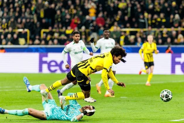 UEFA Champions League Borussia Dortmund Sporting Clube de Portugal Lisbon 19 02 2025 tackle Karim Adeyemi Borussia Dortmund, 27 , Rui Silva Sporting Clube de Portugal Lisbon, 24 foul, penalty UEFA Champions League Borussia Dortmund Sporting Clube de Portugal Lisbon, Dortmund, SIGNAL IDUNA PARK on 19 02 2025 Copyright: xBEAUTIFULxSPORTS Wunderlx