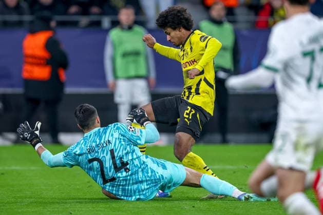 19 02 2025, Football, UEFA Champions League, Borussia Dortmund Sporting Lisbon, Signal Iduna Park, Knockout phase play offs, Season 2024 2025 Serhou Guirassy BVB 9 Is brought down by goalkeeper Rui Silva Sporting 24 Foul Foul Decision on penalty kick duel North Rhine-Westphalia Germany