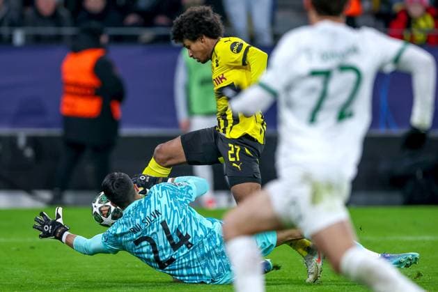 19 02 2025, Football, UEFA Champions League, Borussia Dortmund Sporting Lisbon, Signal Iduna Park, Knockout phase play offs, Season 2024 2025 Serhou Guirassy BVB 9 Is brought down by goalkeeper Rui Silva Sporting 24 Foul Foul Decision on penalty kick duel North Rhine-Westphalia Germany