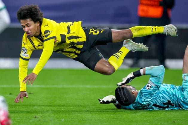 19 02 2025, Football, UEFA Champions League, Borussia Dortmund Sporting Lisbon, Signal Iduna Park, Knockout phase play offs, Season 2024 2025 Serhou Guirassy BVB 9 Is brought down by goalkeeper Rui Silva Sporting 24 Foul Foul Decision on penalty kick duel North Rhine-Westphalia Germany