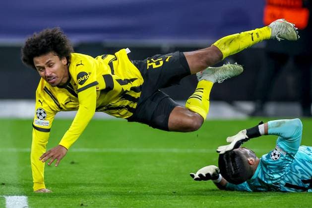 19 02 2025, Football, UEFA Champions League, Borussia Dortmund Sporting Lisbon, Signal Iduna Park, Knockout phase play offs, Season 2024 2025 Serhou Guirassy BVB 9 Is brought down by goalkeeper Rui Silva Sporting 24 Foul Foul Decision on penalty kick duel North Rhine-Westphalia Germany