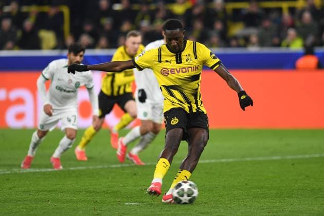 Serhou Guirassy Borussia Dortmund in action, on the ball, individual action at penalty during the UEFA Champions League 2024 25 Play offs Second Leg match between Borussia Dortmund and Sporting Lisbon, SIGNAL IDUNA PARK on February 19, 2025 in Dortmund, Germany, Germany Photo by Ralf Treese DeFodi Images Serhou Guirassy Borussia Dortmund controls the ball at penalty during the UEFA Champions League 2024 25 League Knockout Play off Second Leg match between Borussia Dortmund and Sporting Clube de Portugal at Signal Iduna Park on February 19, 2025 in Dortmund, Germany Photo by Ralf Treese DeFodi Images Defodi-521