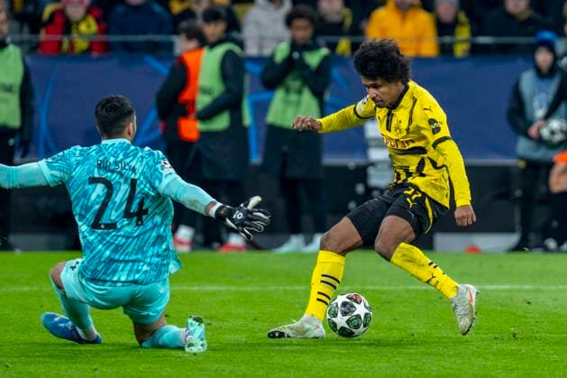 19 02 2025, Borussia Dortmund vs Sporting Lisbon, UEFA Champions League, play-off second leg Lisbon goalkeeper Rui Silva l and Dortmunds Karim Adeyemi fight for the ball Important note In accordance with UEFA regulations, it is prohibited to use or have used photographs taken in the stadium and or of the match in the form of sequential images and or video-like photo series Copyright: xBahhoxKarax
