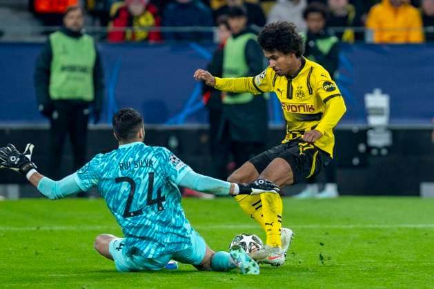 19 02 2025, Borussia Dortmund vs Sporting Lisbon, UEFA Champions League, play-off second leg Lisbon goalkeeper Rui Silva l and Dortmunds Karim Adeyemi fight for the ball Important note In accordance with UEFA regulations, it is prohibited to use or have used photographs taken in the stadium and or of the match in the form of sequential images and or video-like photo series Copyright: xBahhoxKarax