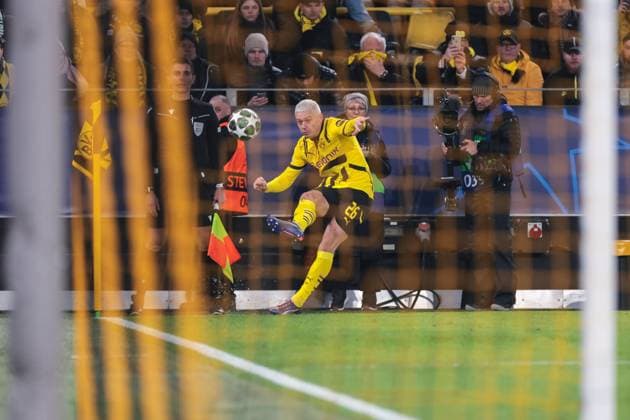 19 02 2025, UEFA Champions League, Play Offs, Borussia Dortmund Sporting Lisbon, Julian Ryerson Borussia Dortmund shoots the corner into the penalty area, Dortmund Signal Iduna Park NRW Germany xRHR PHOTO DEx Copyright: DennisxEwert RHR-FOTOx RHR-FOTO DE