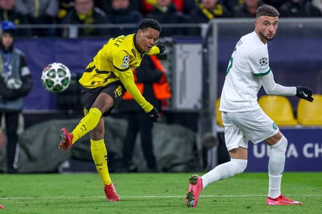 19 02 2025, Football, UEFA Champions League, Borussia Dortmund Sporting Lisbon, Signal Iduna Park, Knockout phase play offs, Season 2024 2025 Julien Duranville BVB 16 in duel against Goncalo Inacio Sporting 25 North Rhine-Westphalia Germany