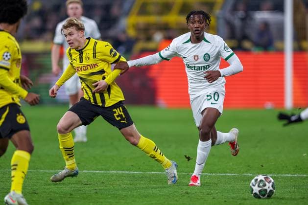 19 02 2025, Football, UEFA Champions League, Borussia Dortmund Sporting Lisbon, Signal Iduna Park, Knockout phase play offs, Season 2024 2025 Daniel Svensson BVB 24 in duel against Alexandre Brito Sporting 50 North Rhine-Westphalia Germany