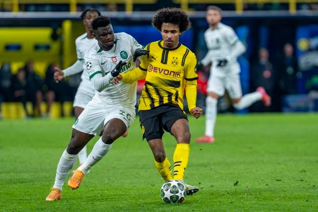 19 02 2025, Borussia Dortmund vs Sporting Lisbon, UEFA Champions League, play-off second leg Lisbons Ousmane Diomande l and Dortmunds Karim Adeyemi fight for the ball Important note In accordance with UEFA regulations, it is prohibited to use or have used photographs taken in the stadium and or of the match in the form of sequential images and or video-like photo series Copyright: xBahhoxKarax