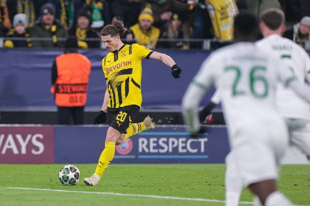 19 02 2025, UEFA Champions League, Play Offs, Borussia Dortmund Sporting Lisbon, Marcel Sabitzer Borussia Dortmund crosses into the penalty area, Dortmund Signal Iduna Park NRW Germany xRHR PHOTO DEx Copyright: DennisxEwert RHR-FOTOx RHR-FOTO DE