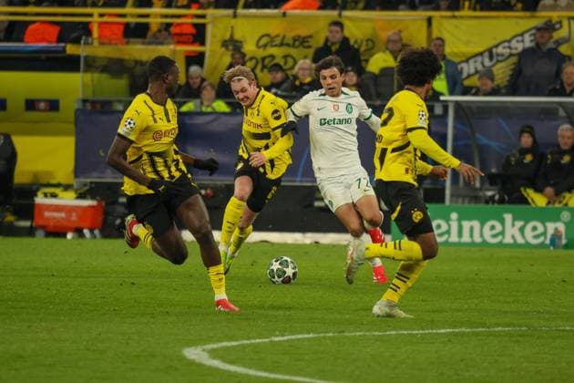 Dortmund, Germany February 19, 2025 Champions League 2024 2025 Borussia Dortmund vs Sporting Lisbon Pictured from left in a duel Julian Brandt BVB and Eduardo Quaresma Sporting Lisbon Signal Iduna Park North Rhine-Westphalia Copyright: xFotostandx xFantinix