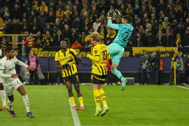 Dortmund, Deutschland 19. Februar 2025: Champions League - 2024 2025 - Borussia Dortmund vs. Sporting Lissabon Im Bild: v.li. der Vierte Torhüter Rui Silva (Sporting Lissabon) fällt den Ball von Serhou Guirassy (BVB) und verhindert ein Tor für Dortmund Signal Iduna Park Nordrhein Westfalen Copyright: xFotostandx xFantinix