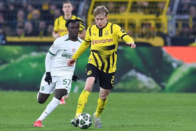 Soccer Champions League Play off Borussia Dortmund Sporting Lisbon on 19 02 2025 at Signal Iduna Park in Dortmund Daniel Svensson Dortmund , front Geovany Quenda Lisbon , back xRx