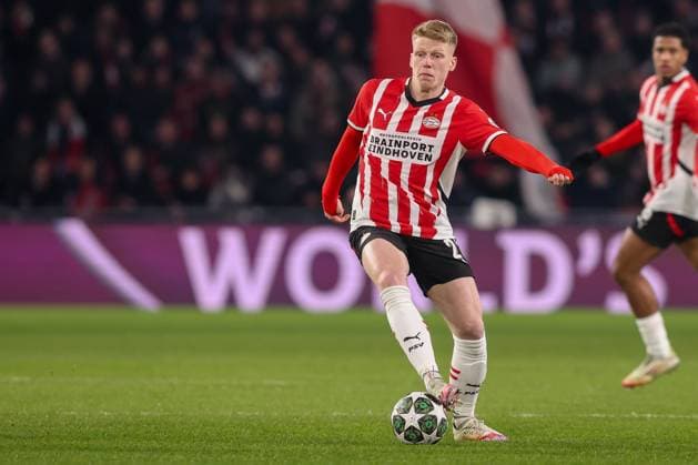 2025-02-19 PSV v Juventus - UEFA Champions League 2024 25 League Knockout Play-off Second Leg EINDHOVEN, NETHERLANDS - FEBRUARY 19: Jerdy Schouten of PSV is challenged by Teun Koopmeiners of Juventus during the UEFA Champions League 2024 25 League Knockout Play-off Second Leg match between PSV and Juventus at Philips Stadion on February 19, 2025 in Eindhoven, Netherlands. Eindhoven Philips Stadion Netherlands Content not available for redistribution in The Netherlands directly or indirectly through any third parties. Copyright: xHansxvanxderxValkx