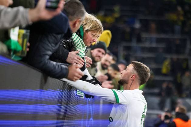 Dortmund on February 19, 2025 Uefa Champions League Knockout phase play offs, 2st leg Borussia Dortmund Sporting Clube de Portugal v l , Zeno Debast Sporting Clube de Portugal went to the crowd after the match Copyright: JoaquimxFerreira