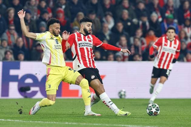 EINDHOVEN, 19-02-2025, Philips Stadium, UEFA Champions League season 2024 25, match between PSV and Juventus, Juventus player Lloyd Kelly, PSV player Ismael Saibari PSV - Juventus  x27943088x Copyright:
