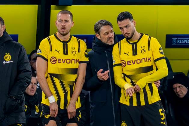19.02.2025, Borussia Dortmund vs. Sporting Lissabon, UEFA Champions League, Playoff-Rückspiel Dortmunds Trainer Niko Kovac spricht mit Dortmunds Waldemar Anton (l) und Dortmunds Ramy Bensebaini. Wichtiger Hinweis: Gemaess den Vorgaben der UEFA ist es untersagt, in dem Stadion und oder vom Spiel angefertigte Fotoaufnahmen in Form von Sequenzbildern und oder videoaehnlichen Fotostrecken zu verwerten bzw. verwerten zu lassen. Copyright: xBahhoxKarax