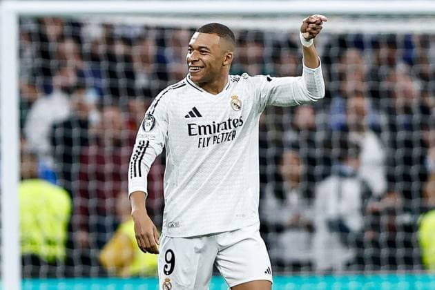 Kylian Mbappà of Real Madrid celebrates scoring the opening goal for their side Real Madrid v Manchester City, UEFA Champions League, Knockout Round Play-offs, Second Leg, Football, Santiago BernaboÆ?Ã?Æ?o Ã? u, Madrid, Spain - 19 Feb 2025 EDITORIAL USE ONLY No use with unauthorised audio, video, data, fixture lists, club league logos or live services. Online in-match use limited to 120 images, no video emulation. No use in betting, games or single club league player publications. Copyright: xRubenxAlbarran Shutterstockx 15137179i