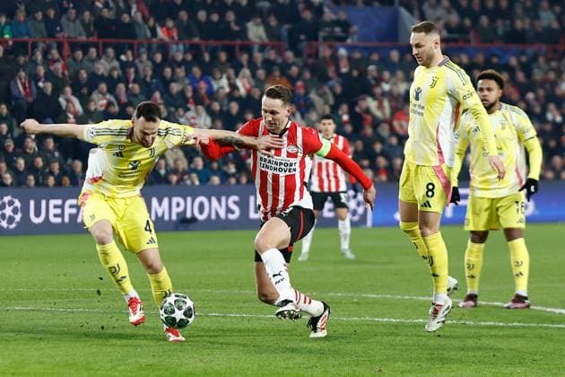 EINDHOVEN, 19-02-2025, Philips Stadium, UEFA Champions League season 2024 25, match between PSV and Juventus, Juventus player Federico Gatti, PSV player Luuk de Jong PSV - Juventus  x27943118x Copyright: