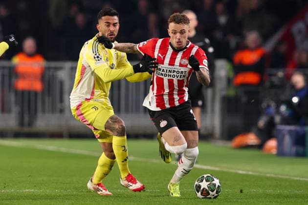 2025-02-19 PSV v Juventus - UEFA Champions League 2024 25 League Knockout Play-off Second Leg EINDHOVEN, NETHERLANDS - FEBRUARY 19: Noa Lang of PSV is challenged by Nicolas Gonzalez of Juventus during the UEFA Champions League 2024 25 League Knockout Play-off Second Leg match between PSV and Juventus at Philips Stadion on February 19, 2025 in Eindhoven, Netherlands. Eindhoven Philips Stadion Netherlands Content not available for redistribution in The Netherlands directly or indirectly through any third parties. Copyright: xHansxvanxderxValkx
