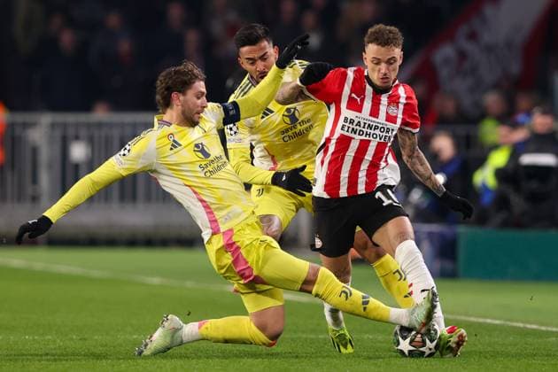 2025-02-19 PSV v Juventus - UEFA Champions League 2024 25 League Knockout Play-off Second Leg EINDHOVEN, NETHERLANDS - FEBRUARY 19: Noa Lang of PSV battles for the ball with Manuel Locatelli of Juventus during the UEFA Champions League 2024 25 League Knockout Play-off Second Leg match between PSV and Juventus at Philips Stadion on February 19, 2025 in Eindhoven, Netherlands. Eindhoven Philips Stadion Netherlands Content not available for redistribution in The Netherlands directly or indirectly through any third parties. Copyright: xHansxvanxderxValkx