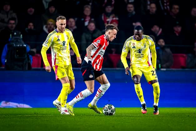 PSV Eindhoven forwarder Noa Lang, Juventus forwarder Timothy Weah during the match PSV Juventus at the Philips stadium for the UEFA Champions League Knockout phase play offs 2nd leg season 2024 2025 in EINDHOVEN, Netherlands on 19 february 2025, photo by Marcel van Dorst EYE4images DeFodi Images Defodi-746