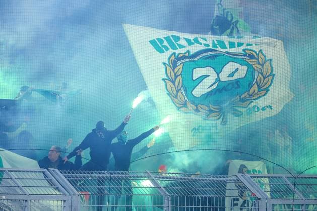 19 02 2025, Football, UEFA Champions League, Borussia Dortmund Sporting Lisbon, Signal Iduna Park, Knockout phase play offs, Season 2024 2025 Sporting Ultras ignite fireworks pyrotechnics and Bengal fire choreography Choreo Fans North Rhine-Westphalia Germany
