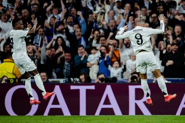 Sport Bilder des Tages Real Madrid CF vs Manchester City - UEFA Champions League - 19 02 2025 Vinicius Junior of Real Madrid CF (L) and Kylian Mbappe of Real Madrid CF (R) celebrating his goal during the UEFA Champions League match between Real Madrid CF and Manchester City at Estadio Santiago Bernabeu on February 19, 2025 in Madrid, Spain. Madrid Spain Copyright: xPGSxPhotoxAgencyx