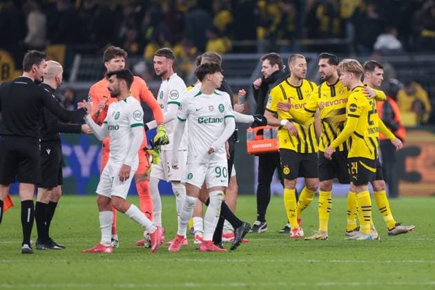 19 02 2025, UEFA Champions League, Play Offs, Borussia Dortmund Sporting Lisbon, Shake hands between the teams, Dortmund Signal Iduna Park NRW Germany xRHR PHOTO DEx Copyright: DennisxEwert RHR-FOTOx RHR-FOTO DE