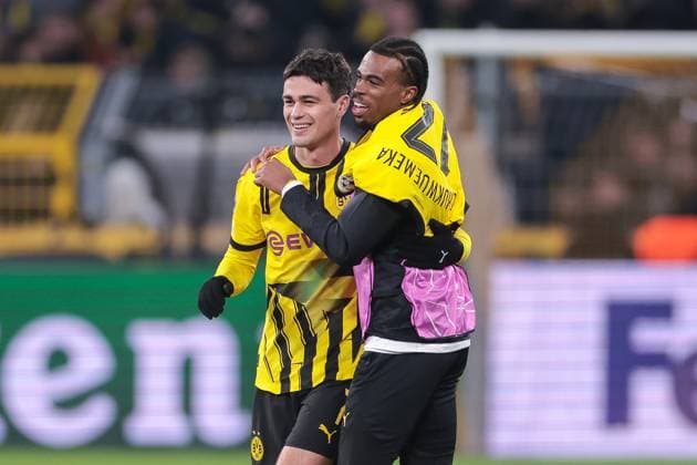 Sport Bilder des Tages 19.02.2025, UEFA Champions League, Play-Offs, Borussia Dortmund - Sporting Lissabon, v. l. Giovanni Reyna (Borussia Dortmund), Carney Chukwuemeka (Borussia Dortmund) lachen, Dortmund Signal Iduna Park NRW Deutschland xRHR-FOTO DEx *** 19 02 2025, UEFA Champions League, Play Offs, Borussia Dortmund Sporting Lisbon, v l Giovanni Reyna Borussia Dortmund , Carney Chukwuemeka Borussia Dortmund laugh, Dortmund Signal Iduna Park NRW Germany xRHR PHOTO DEx Copyright: DennisxEwert RHR-FOTOx RHR-FOTO DE