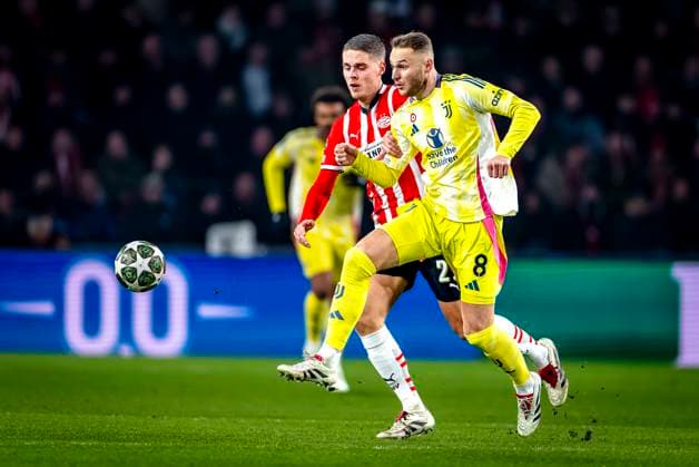 PSV Eindhoven midfielder Joey Veerman, Juventus midfielder Teun Koopmeiners during the match PSV Juventus at the Philips stadium for the UEFA Champions League Knockout phase play offs 2nd leg season 2024 2025 in EINDHOVEN, Netherlands on 19 february 2025, photo by Marcel van Dorst EYE4images DeFodi Images Defodi-746