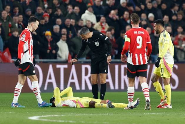 EINDHOVEN, 19-02-2025, Philips Stadium, UEFA Champions League season 2024 25, match between PSV and Juventus, PSV player Ivan Perisic, Juventus player Renato Veiga, referee Slavko Vincic, PSV player Luuk de Jong PSV - Juventus  x27943169x Copyright: