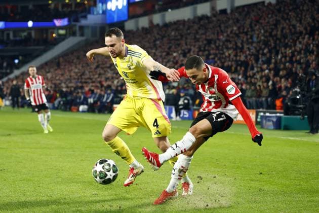 EINDHOVEN - (l-r) Federico Gatti of Juventus FC, Mauro Junior of PSV Eindhoven during the UEFA Champions league Playoff match between PSV Eindhoven and Juventus FC at Phillips stadium on Feb. 19, 2025 in Eindhoven, Netherlands. ANP SEM VAN DER WAL UEFA Champions League 2024 25 League Knockout Play-off Second Leg 2024 25 xVIxANPxSportx xxANPxIVx 520387558 originalFilename: 520387558.jpg