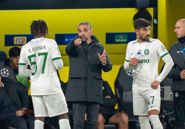 Rui Borges Sporting CP Lisbon, Headcoach, Coach, Trainer talks to his players Ricardo Esgaio Sporting CP Lisbon, 47 and Geovany Quenda Sporting CP Lisbon, 57 Borussia Dortmund vs Sporting CP Lisbon, Football, UEFA Champions League, Play Offs, Second leg, Season 2024 2025, 19 02 2025 DFL regulations prohibit any use of photographs as image sequences and or quasi video Copyright: HMBxMedia xMarcoxBader