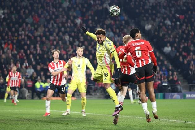 EINDHOVEN, 19-02-2025, Philips Stadium, UEFA Champions League season 2024 25, match between PSV and Juventus, Juventus player Weston McKennie, PSV player Jerdy Schouten, PSV player Ryan Flamingo PSV - Juventus  x27943220x Copyright:
