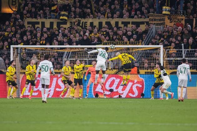 19 02 2025, UEFA Champions League, Play Offs, Borussia Dortmund Sporting Lisbon, v l Ousmane Diomande Sporting Lisbon in a duel with Julian Ryerson Borussia Dortmund , Dortmund Signal Iduna Park NRW Germany xRHR PHOTO DEx Copyright: DennisxEwert RHR-FOTOx RHR-FOTO DE