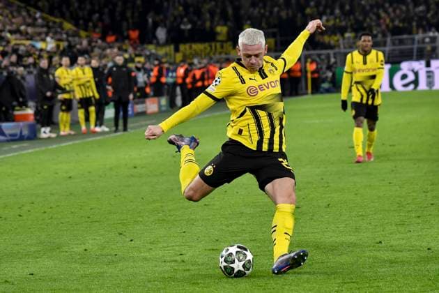 Julian Ryerson Dortmund 26 action single image cropped 19 02 2025 Soccer, Champions League, Borussia Dortmund vs Sporting CP, Signal Iduna Park, Dortmund, Copyright: xpepphotox xHorstxMauelshagenx pep00321, pep_20250219_hm_5274
