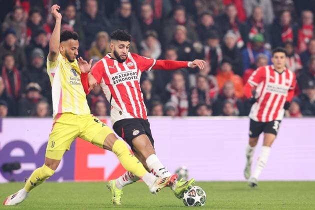 2025-02-19 PSV v Juventus - UEFA Champions League 2024 25 League Knockout Play-off Second Leg EINDHOVEN, NETHERLANDS - FEBRUARY 19: Ismael Saibari of PSV is challenged by Lloyd Kelly of Juventus during the UEFA Champions League 2024 25 League Knockout Play-off Second Leg match between PSV and Juventus at Philips Stadion on February 19, 2025 in Eindhoven, Netherlands. Eindhoven Philips Stadion Netherlands Content not available for redistribution in The Netherlands directly or indirectly through any third parties. Copyright: xHansxvanxderxValkx