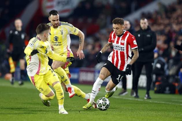 EINDHOVEN - (l-r) Federico Gatti of Juventus FC, Noa Lang of PSV Eindhoven during the UEFA Champions league Playoff match between PSV Eindhoven and Juventus FC at Phillips Stadium on Feb. 19, 2025 in Eindhoven, Netherlands. ANP SEM VAN DER WAL UEFA Champions League 2024 25 League Knockout Play-off Second Leg 2024 25 xVIxANPxSportx xxANPxIVx 520387874 originalFilename: 520387874.jpg