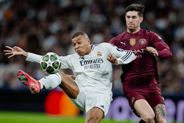 Real Madrid CF vs Manchester City - UEFA Champions League - 19 02 2025 Kylian Mbappe of Real Madrid CF (L) battles for the ball with John Stones of Manchester City (R) during the UEFA Champions League match between Real Madrid CF and Manchester City at Estadio Santiago Bernabeu on February 19, 2025 in Madrid, Spain. Madrid Spain Copyright: xPGSxPhotoxAgencyx