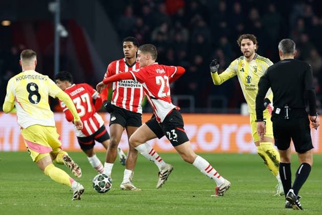 EINDHOVEN, 19-02-2025, Philips Stadium, UEFA Champions League season 2024 25, match between PSV and Juventus, Juventus player Teun Koopmeiners, PSV player Ryan Flamingo, PSV player Joey Veerman PSV - Juventus  x27943246x Copyright: