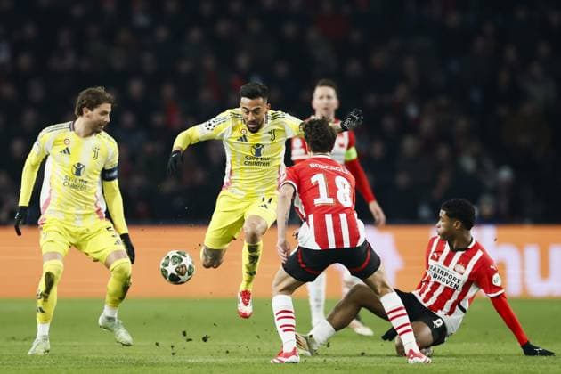 EINDHOVEN - (l-r) Manuel Locatelli of Juventus FC, Nicolas Ivan Gonzalez of Juventus FC, Olivier Boscagli of PSV Eindhoven, Ryan Flamingo of PSV Eindhoven during the UEFA Champions league Playoff match between PSV Eindhoven and Juventus FC at Phillips stadium on Feb. 19, 2025 in Eindhoven, Netherlands. ANP KOEN VAN WEEL UEFA Champions League 2024 25 League Knockout Play-off Second Leg 2024 25 xVIxANPxSportx xxANPxIVx 520387917 originalFilename: 520387917.jpg