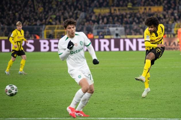 Karim David ADEYEMI DO Action, Single Action, Football Champions League, Play offs, Borussia Dortmund DO Sporting Lisbon CP Sporting 0 0 on 19 02 2025 in Dortmund Germany UEFA regulations prohibit any use of photographs as image sequences and or quasi video Â