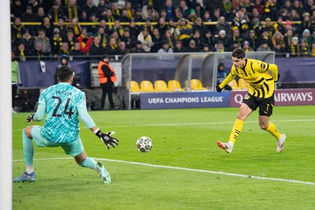 Giovanni REYNA DO misses this scoring chance against goalkeeper Rui SILVA Sporting and hits the post, action, individual action, Football Champions League, play offs, Borussia Dortmund DO Sporting Lisbon CP Sporting 0 0 on 19 02 2025 in Dortmund Germany UEFA regulations prohibit any use of photographs as image sequences and or quasi video Â