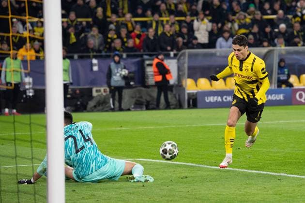 Giovanni REYNA DO misses this scoring chance against goalkeeper Rui SILVA Sporting and hits the post, action, individual action, Football Champions League, play offs, Borussia Dortmund DO Sporting Lisbon CP Sporting 0 0 on 19 02 2025 in Dortmund Germany UEFA regulations prohibit any use of photographs as image sequences and or quasi video Â