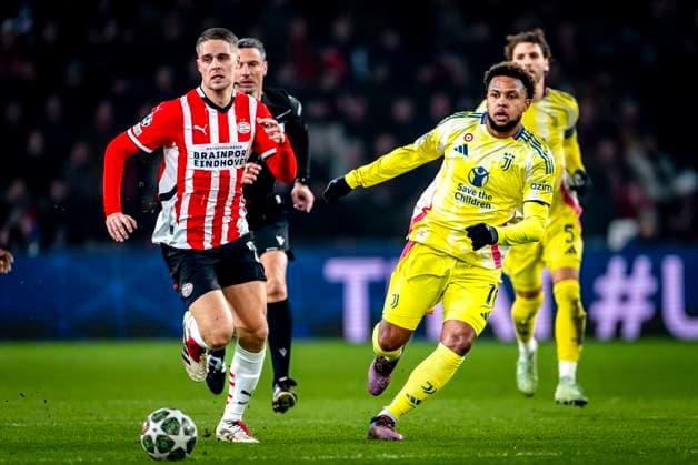 PSV Eindhoven midfielder Joey Veerman, Juventus midfielder Weston McKennie during the match PSV Juventus at the Philips stadium for the UEFA Champions League Knockout phase play offs 2nd leg season 2024 2025 in EINDHOVEN, Netherlands on 19 february 2025, photo by Marcel van Dorst EYE4images DeFodi Images Defodi-746